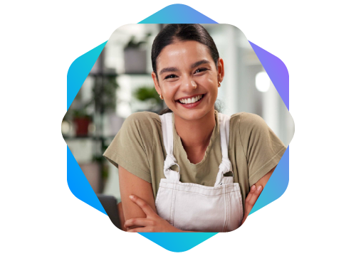 mulher jovem sorrindo de bra�os cruzados em balc�o