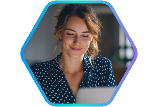 mulher sorrindo olhando para notebook