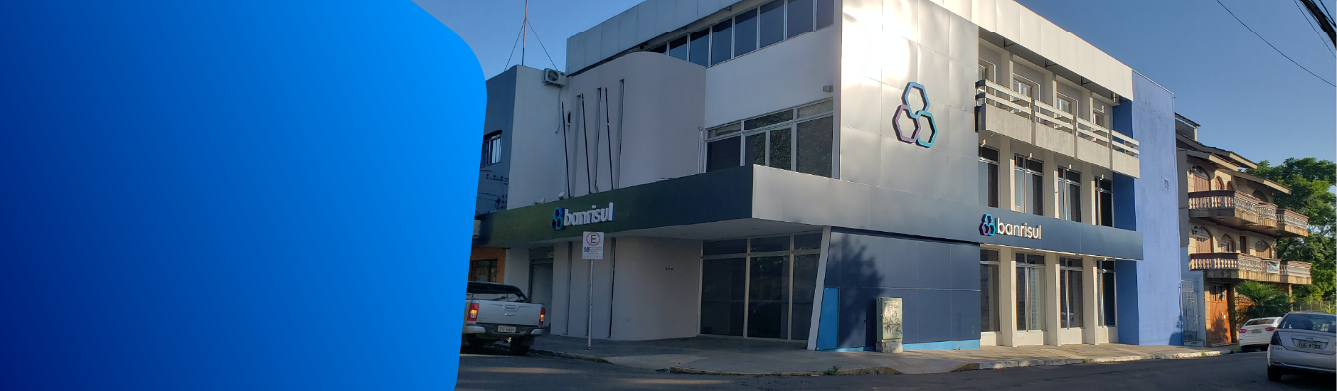 imagem de fachada com logo banrisul