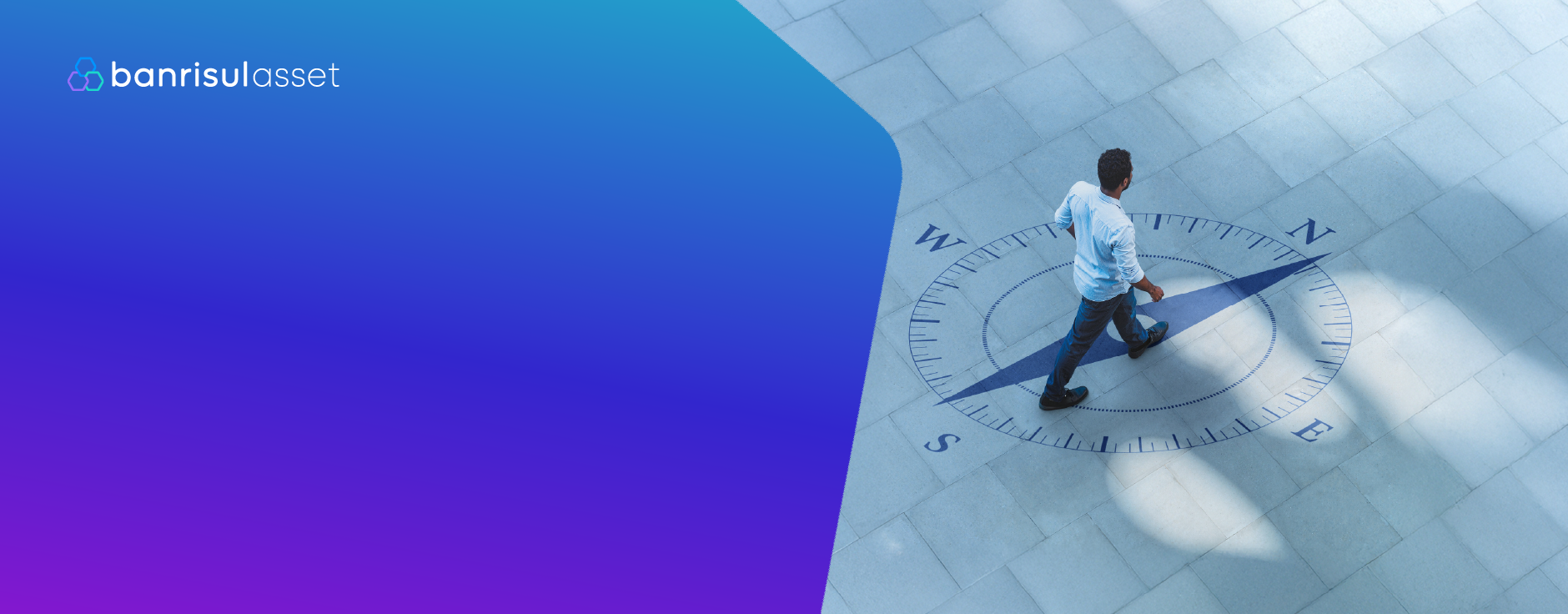 homem caminhando sobre piso com desenho de bssola.