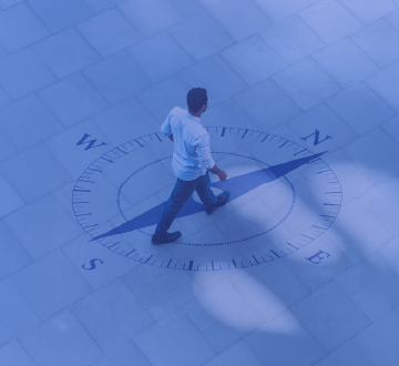 homem caminhando sobre piso com desenho de bssola.