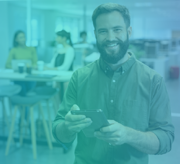 homem de barba sorrindo com tablet na mo