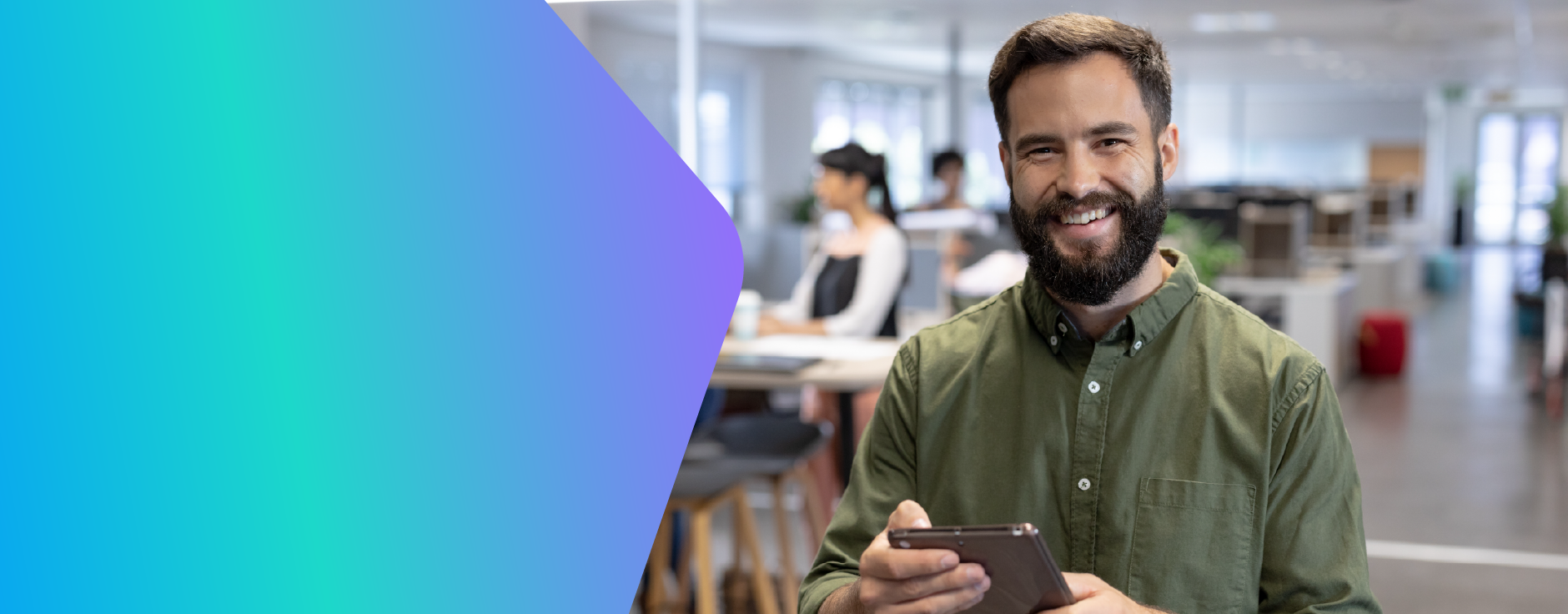 homem de barba sorrindo com tablet na mo