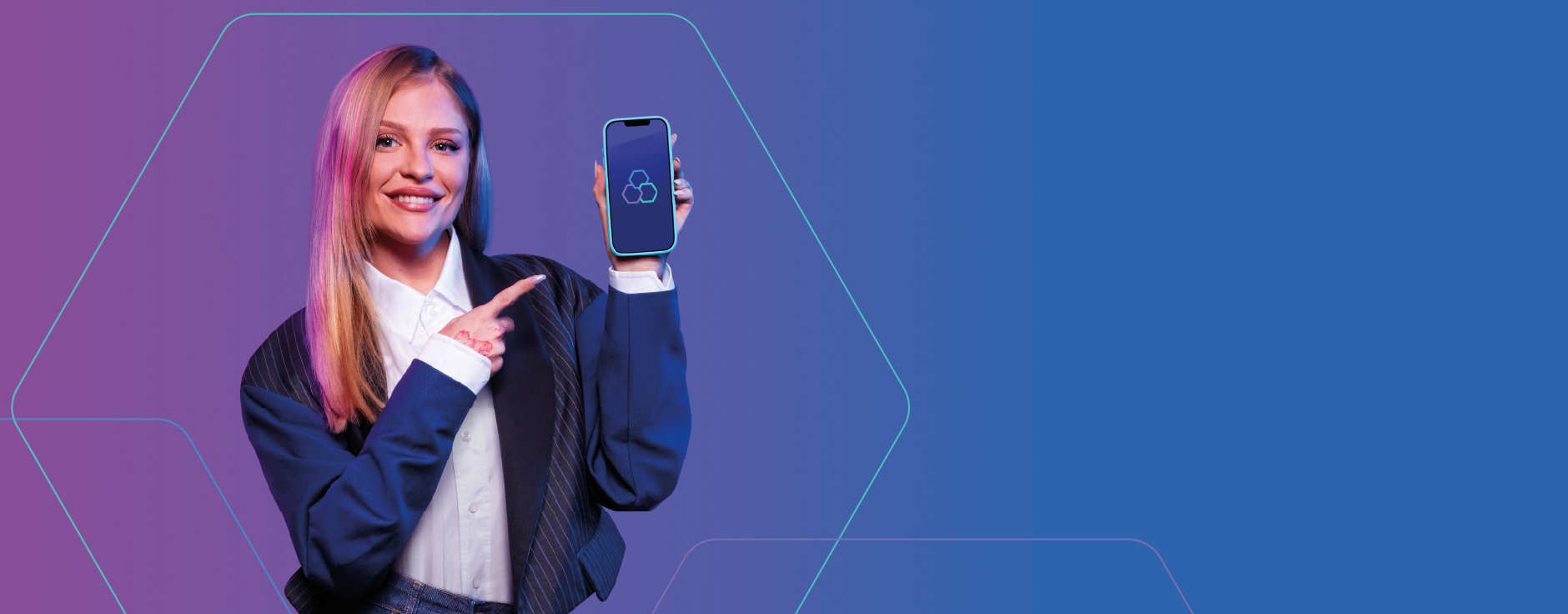 Luisa Sonza segurando e apontando para celular com logo do Banrisul na tela