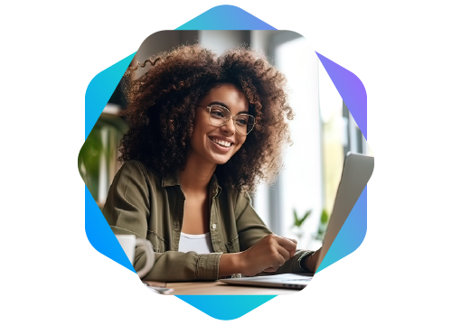 imagem de jovem mulher sorrindo mexendo em notebook