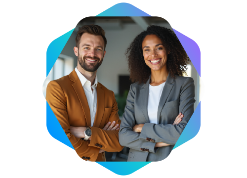 homem e mulher de bra�os cruzados sorrindo